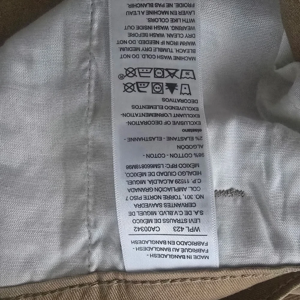 Levi Strauss Signature Men’s Athletic Fit Khaki Pants Secure Tech Pocket 42x30